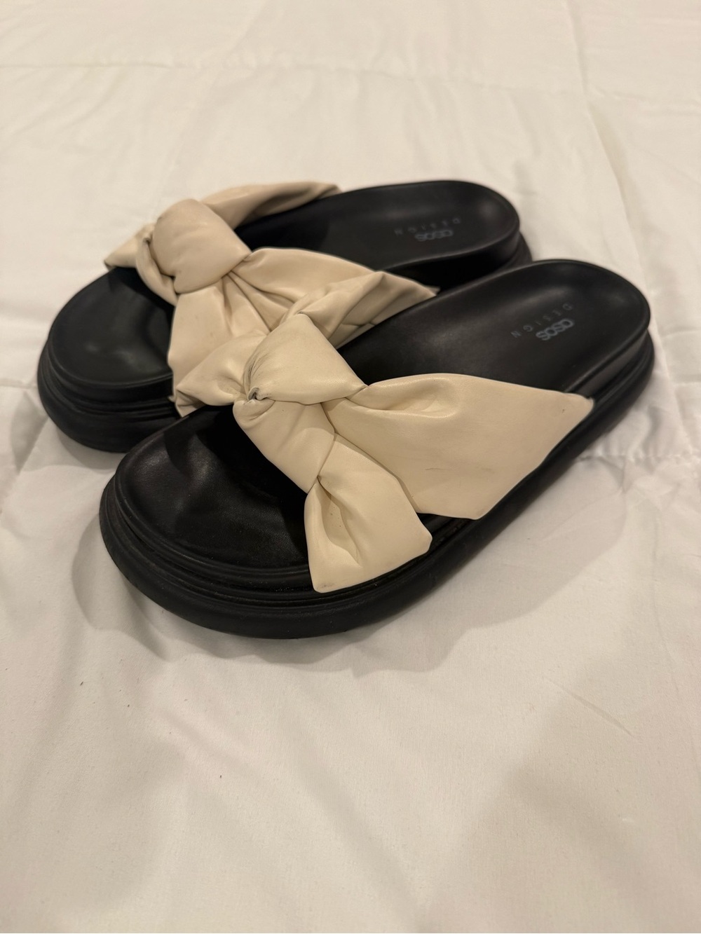 ASOS DESIGN Faster Chunky Knotted Flat Slide Sandals - Cream/Black Size 7
